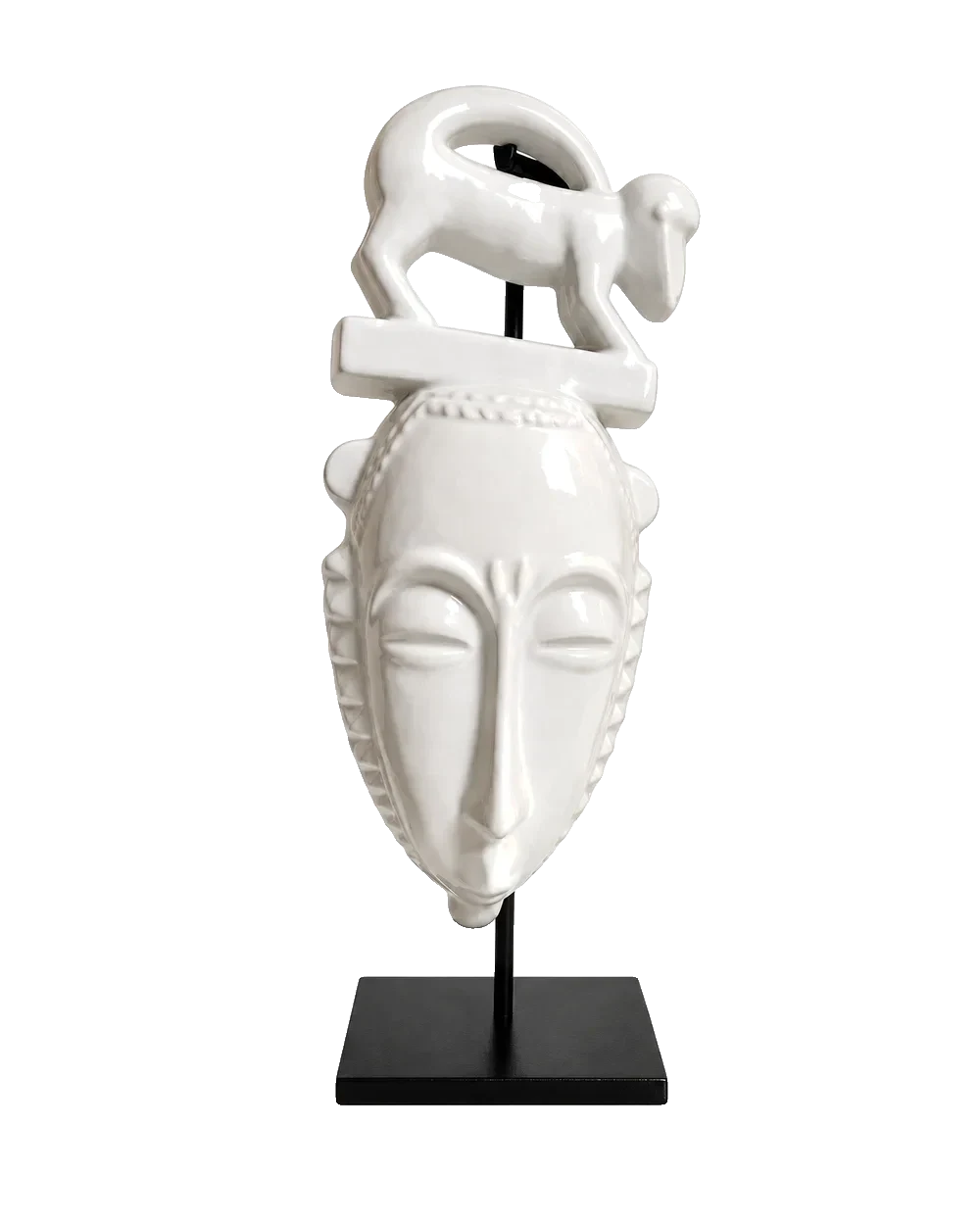 Máscara africana em cerâmica branca com figura de animal, em base